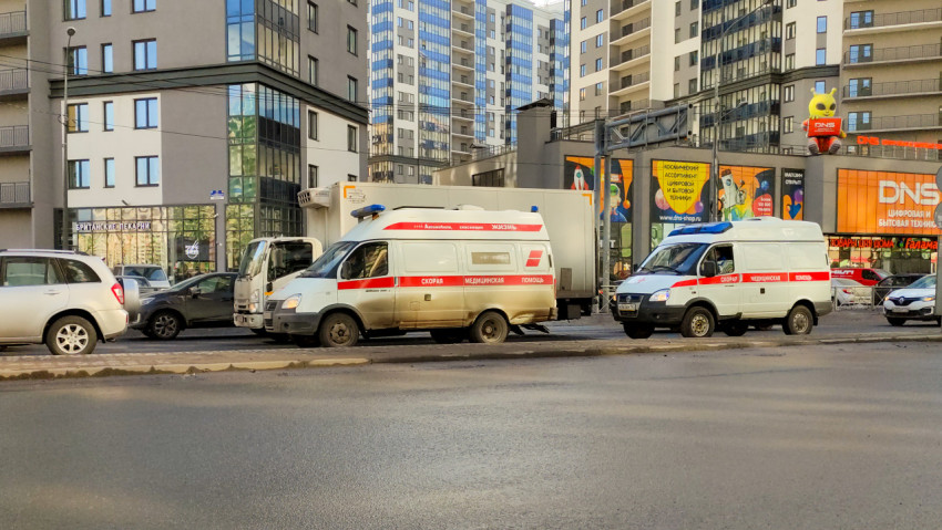 Две машины скорой помощи на улице