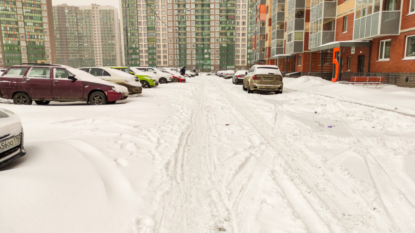 Свежевыпавший снег во дворе многоквартирного дома