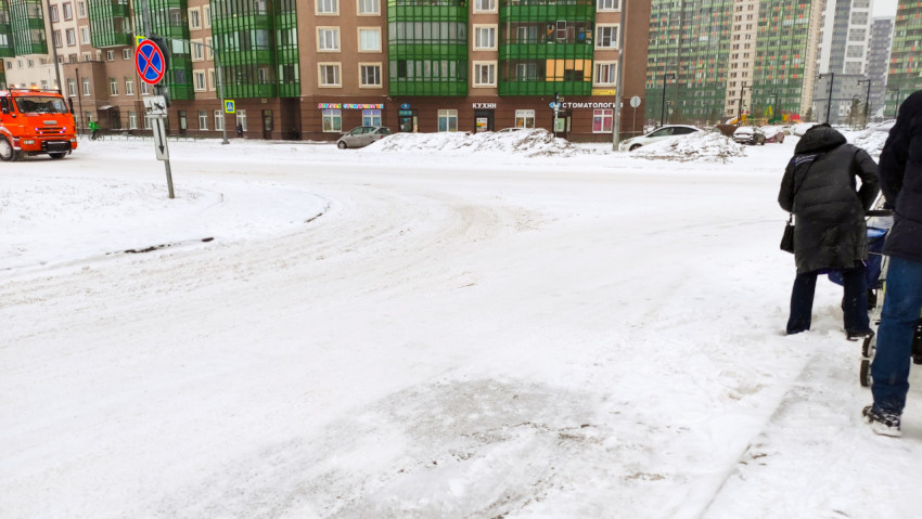 Свежий снег на дороге в зимний день