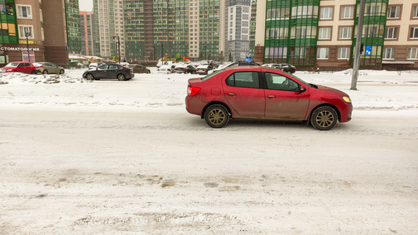 Свежевыпавший снег на дороге