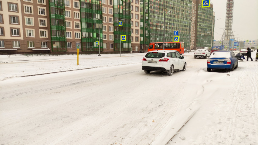 Свежевыпавший снег на дороге в городе
