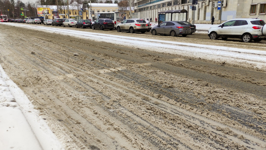 Грязный снег на дороге в городе