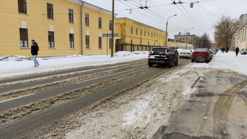 Снежная улица и проезжающие автомобили