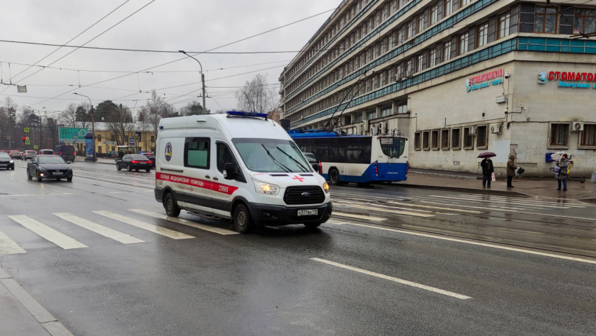 Скорая помощь движется по улице в дождливую погоду