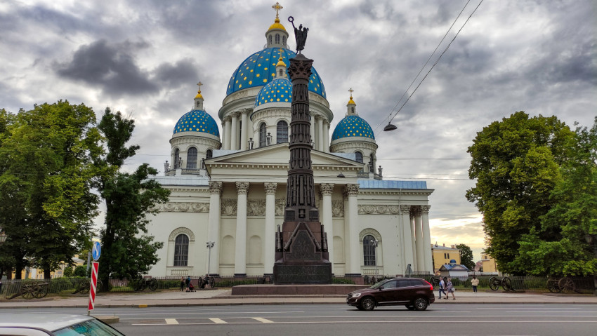 Колонна Славы перед Троицким собором в Санкт-Петербурге