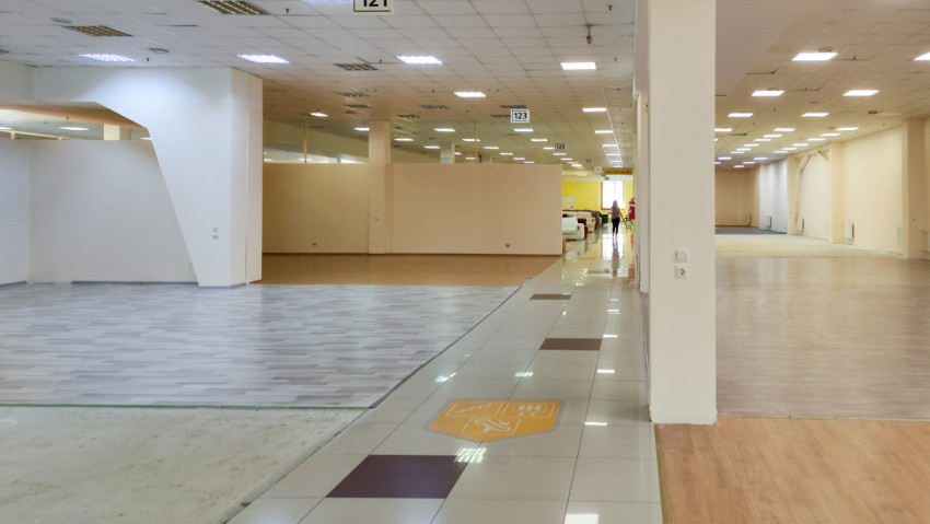 Пустые торговые площади в торговом центре