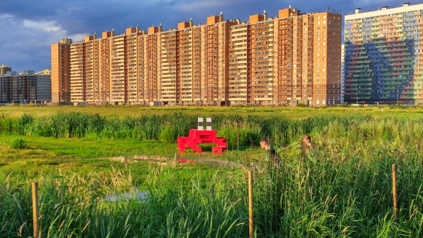Скульптура краба на поле в районе Мурино