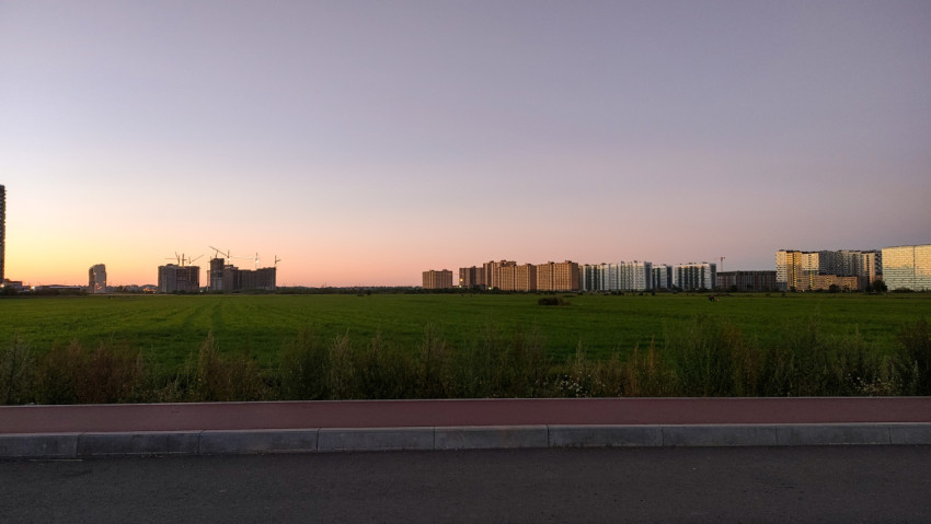 Городской пейзаж Мурино со строящимися высотными зданиями