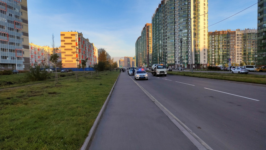 Современный жилой квартал в Мурино с проезжей частью и полицейским автомобилем