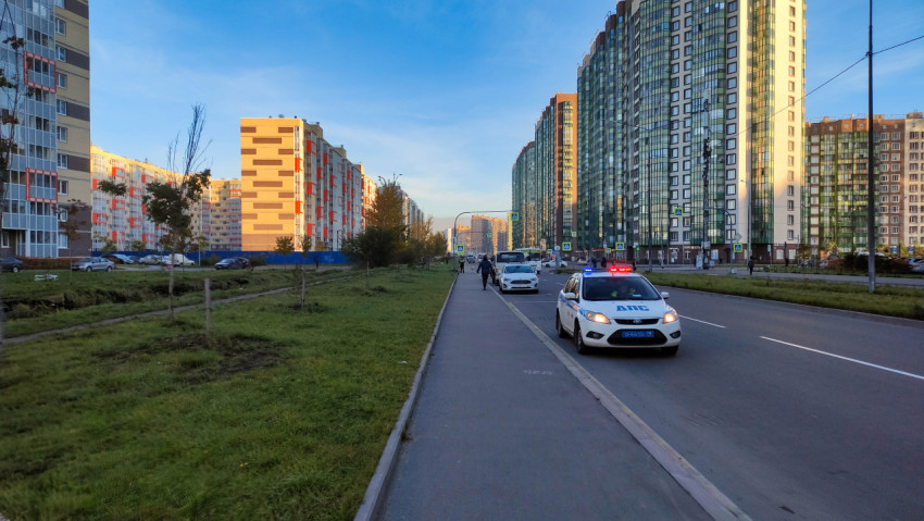 Полицейский автомобиль на улице в жилом районе Мурино