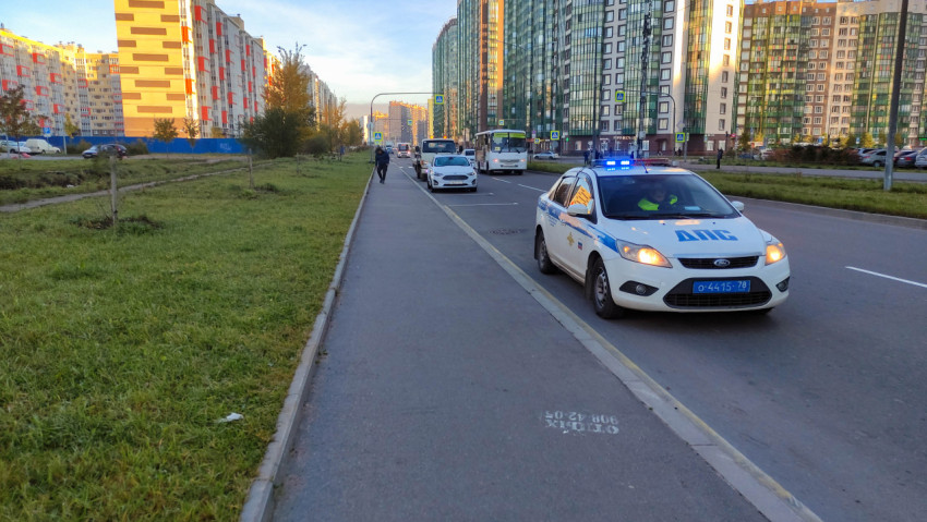 Полицейский патруль на городской улице в Мурино