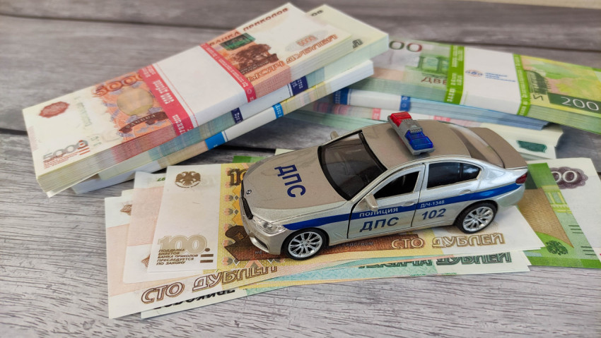 Полицейский автомобиль и пачки денег