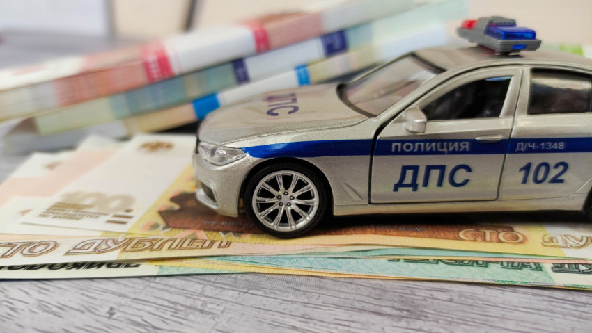 Миниатюрный автомобиль ДПС и пачки денег