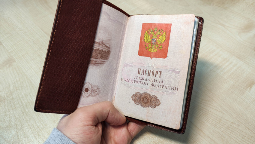 Открытый паспорт гражданина России в коричневой обложке