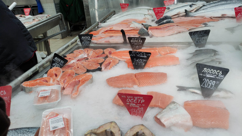 Витрина с охлажденной рыбой и морепродуктами в супермаркете