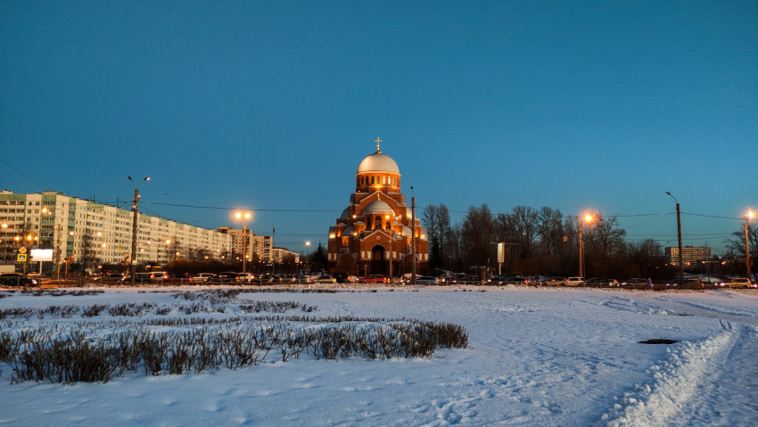 Храм Сретения Господня в Санкт-Петербурге на фоне жилых домов