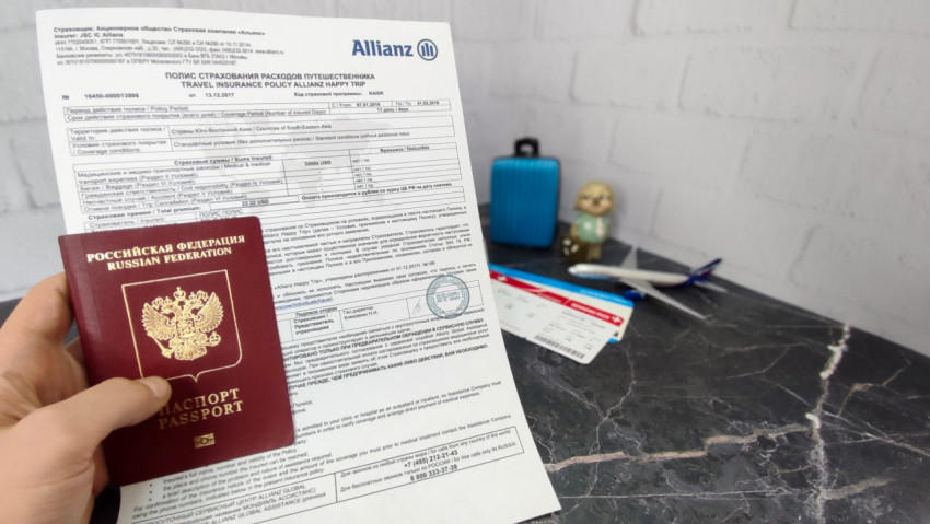 Полис Allianz с паспортом и чемоданом на фоне туристической сцены