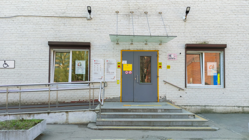 Вход в МФЦ с табличками, пандусом и элементами доступной среды