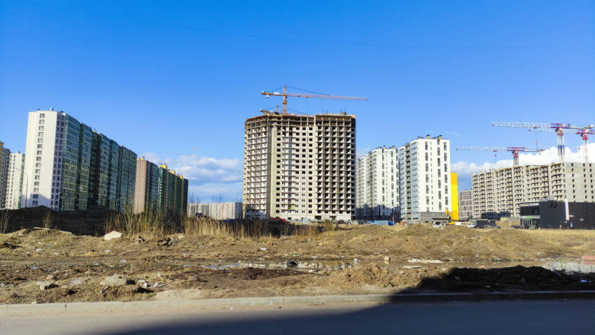 Строящаяся жилая многоэтажка среди новых домов