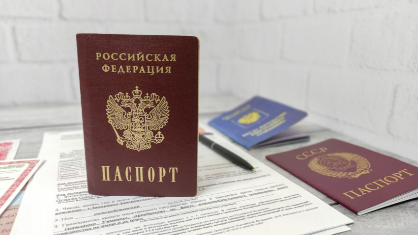 Паспорт Российской Федерации на фоне заявления и сопроводительных документов