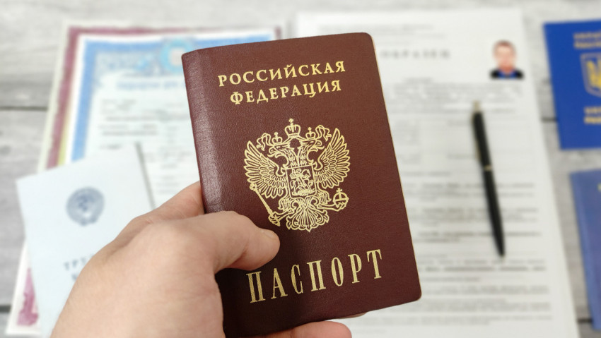 Паспорт Российской Федерации на фоне документов
