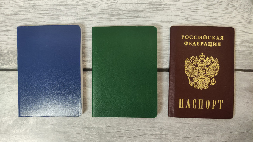 Обложки для документов и паспорт РФ на деревянной поверхности
