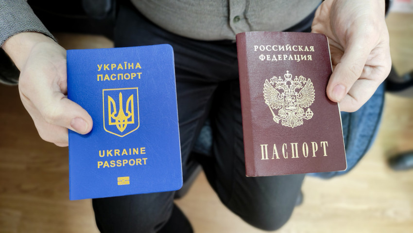Паспорта Украины и России в руках