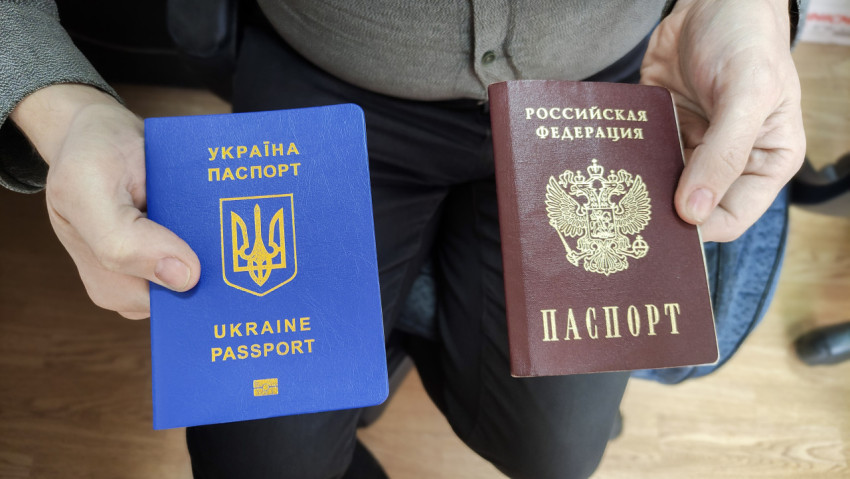 Украинский и российский паспорта в руках