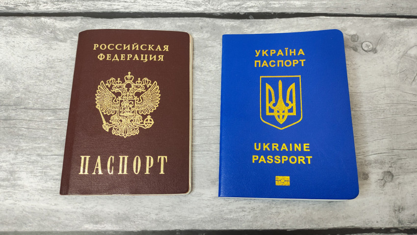 Российский и украинский паспорта на столе