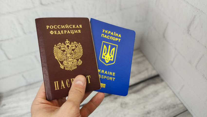 Паспорт Российской Федерации и паспорт Украины в руке