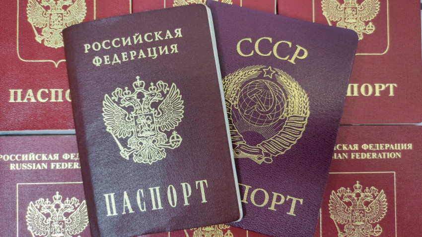 Паспорта Российской Федерации и СССР на фоне множества паспортов РФ