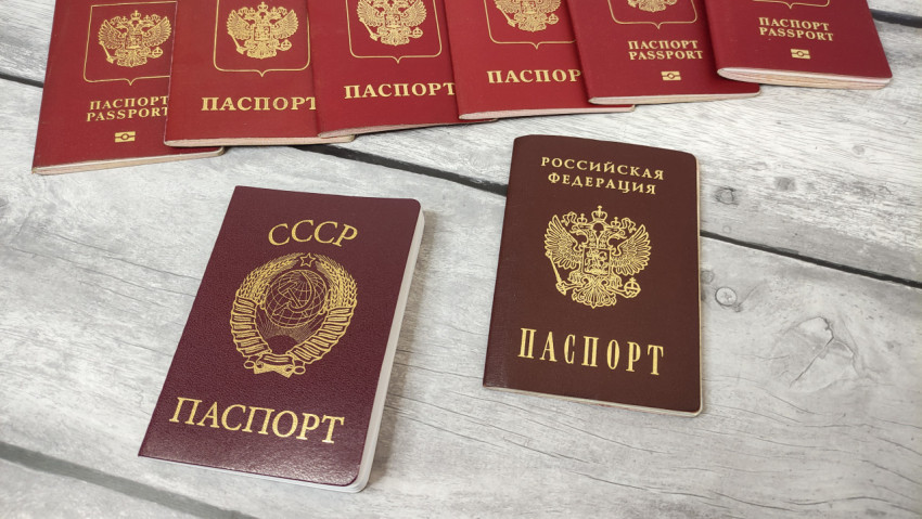 Паспорт СССР и паспорт РФ на фоне заграничных паспортов