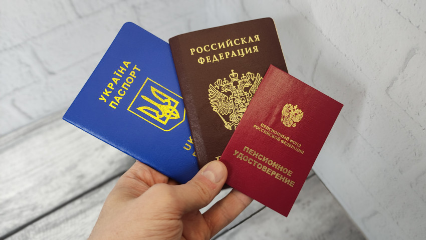 Паспорт Украины, паспорт РФ и пенсионное удостоверение в руке