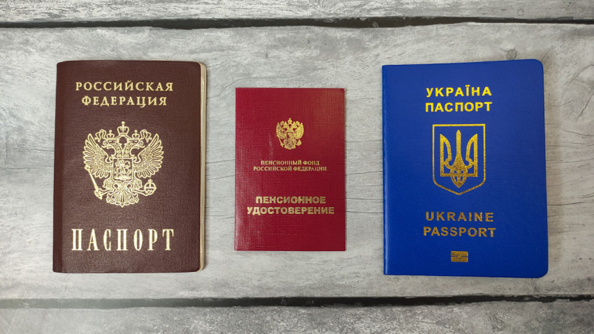 Паспорт РФ, пенсионное удостоверение и паспорт Украины на столе
