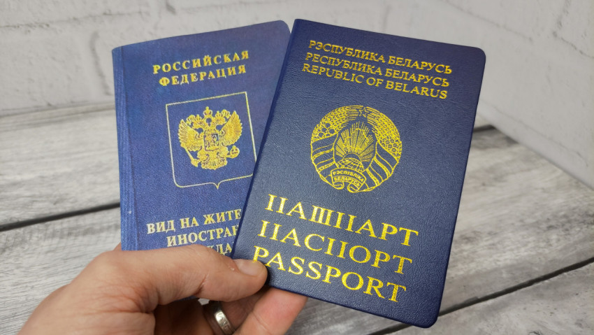 Вид на жительство РФ и паспорт Республики Беларусь в руке