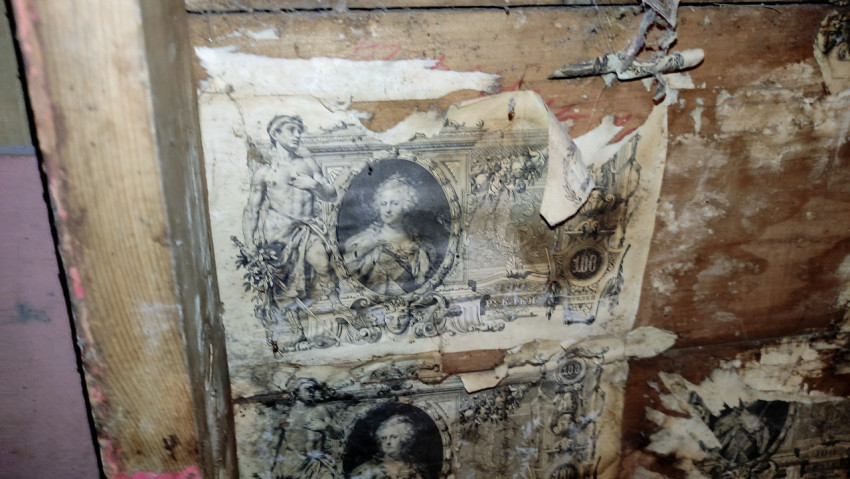 Купюра 100 рублей с Екатериной II, обивка внутри сундука