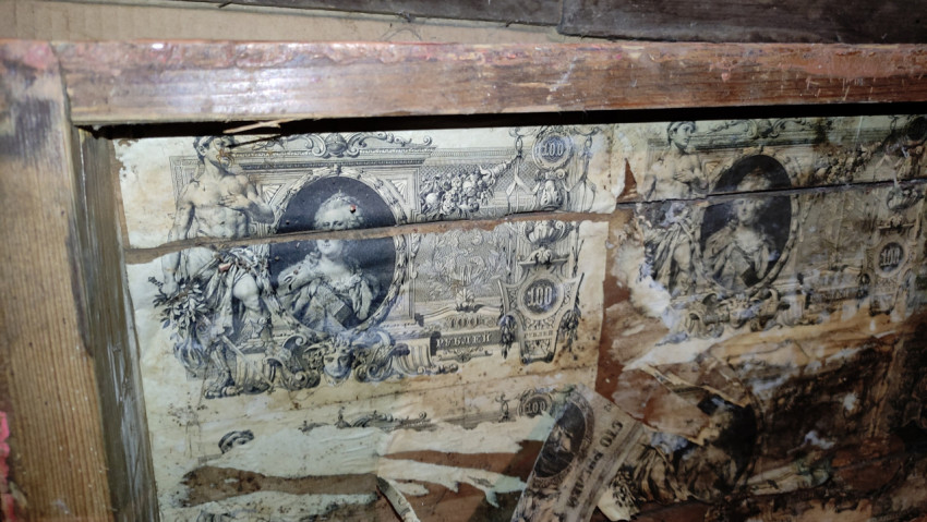 Банкноты 100 рублей Российской империи, обивка внутри деревянного сундука