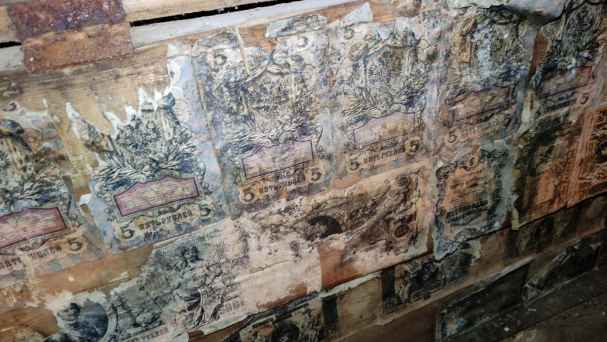 Полоса купюр 5 рублей, оклейка внутренней стенки сундука