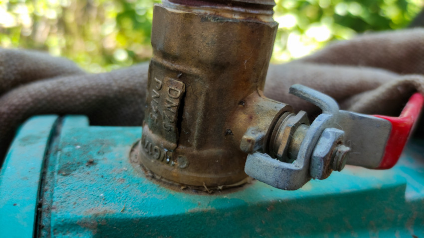 Трещина в латунном шаровом кране DN25