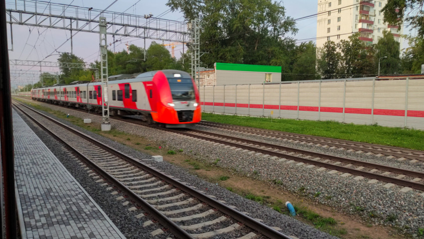 Пригородный поезд «Ласточка» на железнодорожных путях