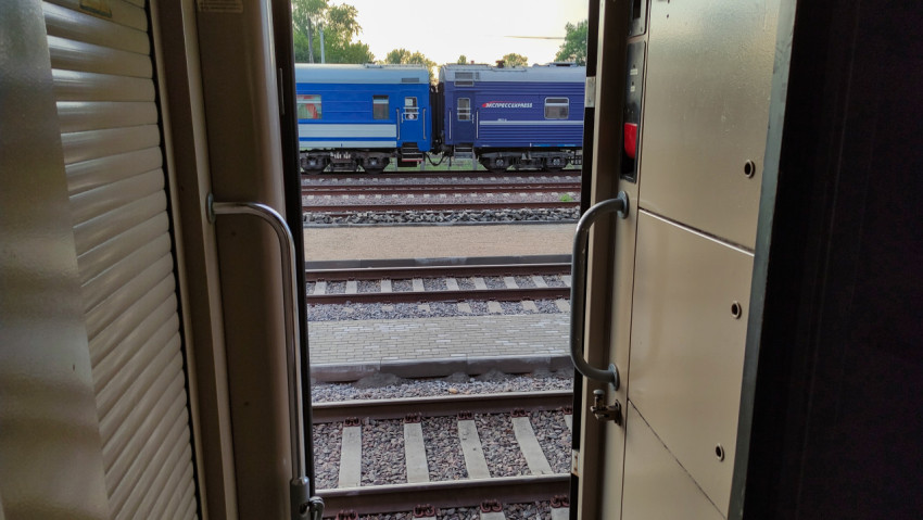 Пассажирский вагон «Экспресс» через открытую дверь поезда