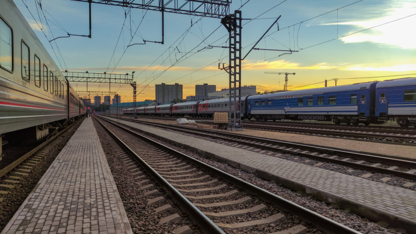 Поезд на железнодорожных путях на закате