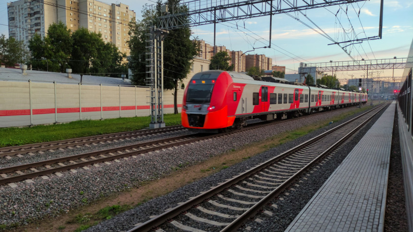 Электропоезд «Ласточка» в движении на железной дороге