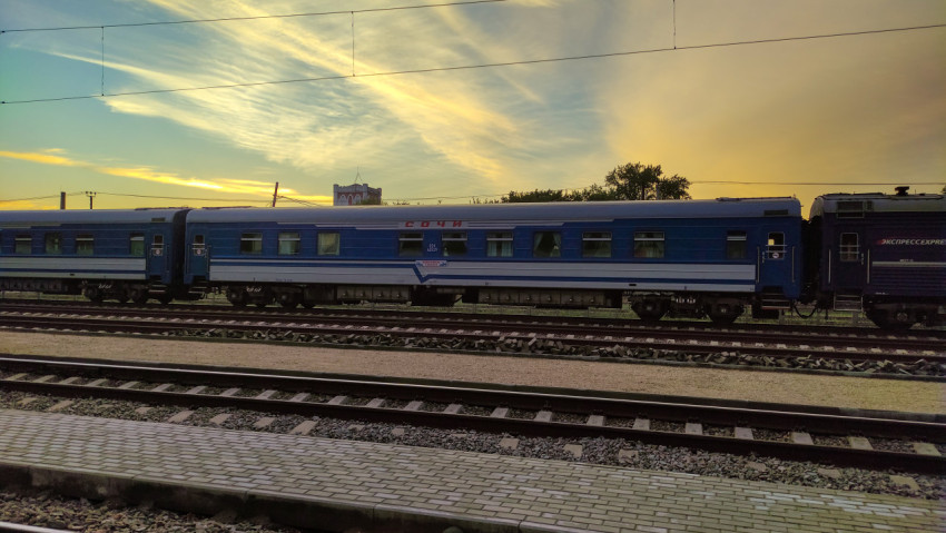 Синий пассажирский вагон «Сочи» на железнодорожных путях