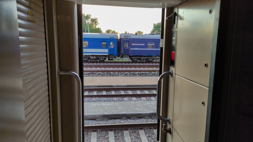 Вид на соседние вагоны через дверь поезда