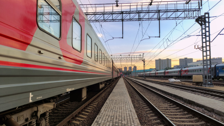 Вагон поезда на фоне закатного неба