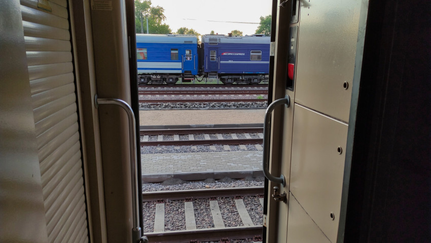 Вид на железнодорожные пути из вагона поезда
