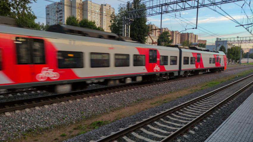 Современный электропоезд с обозначением для велосипедов