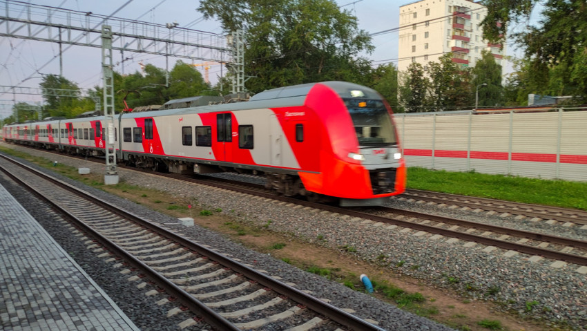 Скоростной электропоезд «Ласточка» в движении