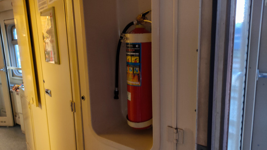 Огнетушитель в нише железнодорожного вагона